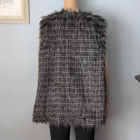 MBLM Torrid Gray & Black Striped Shaggy Faux Fur Vest - Plus Size 0 (L/XL) - Picture 5 of 14